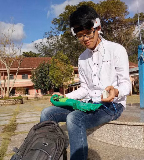 Cau hoc sinh sang che ban tay may cho nguoi khuyet tat voi gia re bat ngo - Anh 2