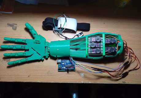 Cau hoc sinh sang che ban tay may cho nguoi khuyet tat voi gia re bat ngo - Anh 1