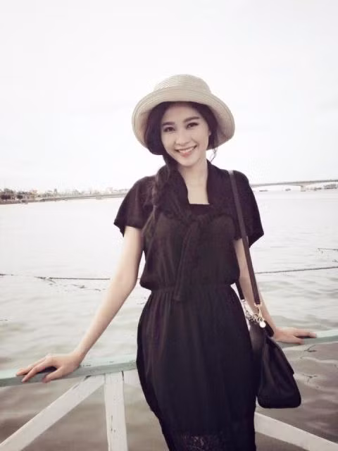 Nu cuoi toa sang cua hoa hau Dang Thu Thao