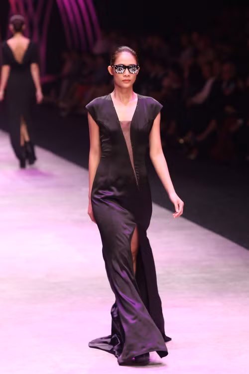 Thanh Hằng mặc áo dài dát vàng giá 1,2 tỷ ảnh 5