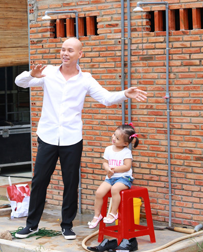 Phan Đinh Tùng đưa con gái đến phim trường