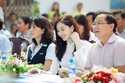 Nu cuoi toa sang cua hoa hau Dang Thu Thao