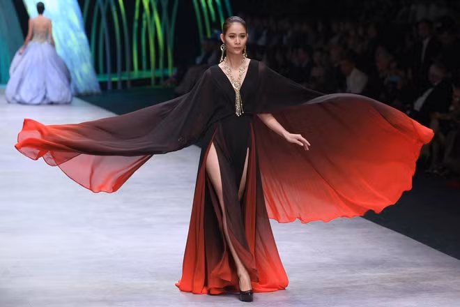 Thanh Hằng mặc áo dài dát vàng giá 1,2 tỷ ảnh 4