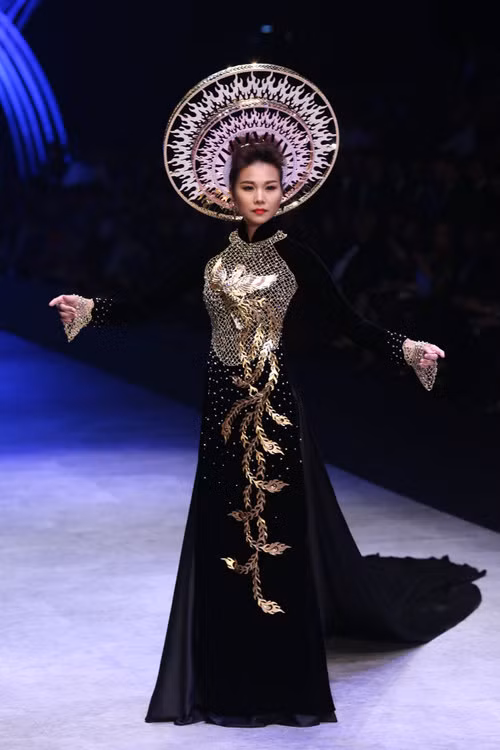 Thanh Hằng mặc áo dài dát vàng giá 1,2 tỷ ảnh 1