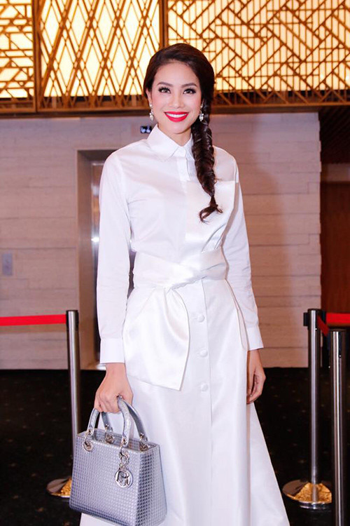 HH Phạm Hương kiêu kỳ xách túi Dior 90 triệu đồng ảnh 1 HH Phạm Hương kiêu kỳ xách túi Dior 90 triệu đồng - 1