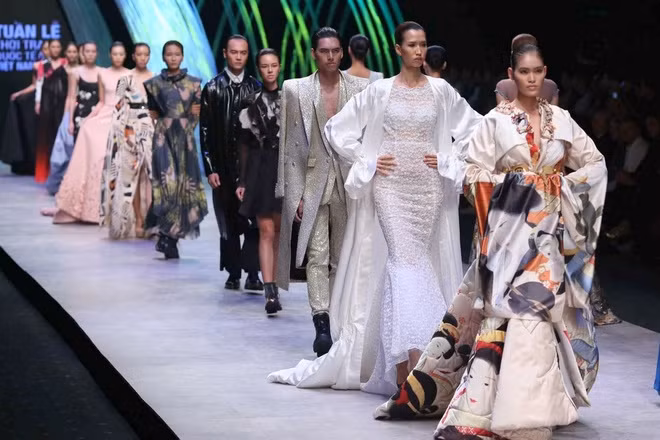 Thanh Hằng mặc áo dài dát vàng giá 1,2 tỷ ảnh 6