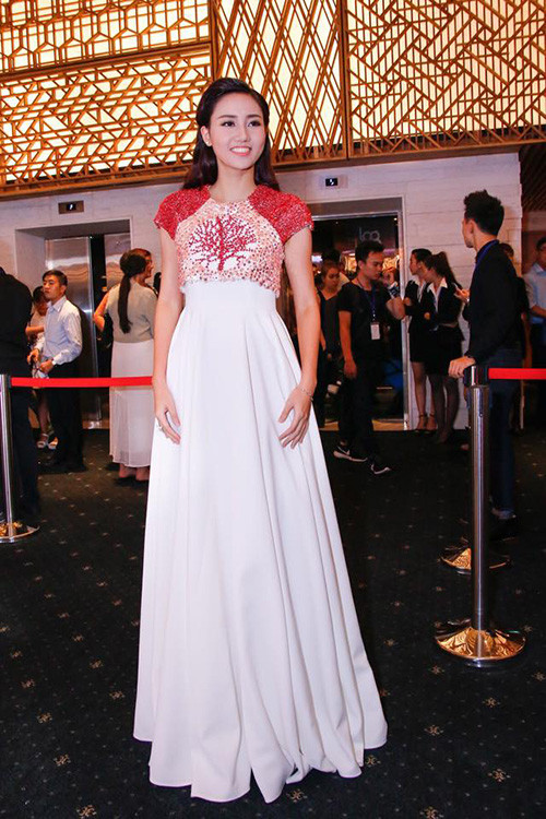 HH Phạm Hương kiêu kỳ xách túi Dior 90 triệu đồng ảnh 6 HH Phạm Hương kiêu kỳ xách túi Dior 90 triệu đồng - 6