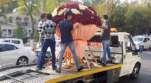 Thiếu gia trẻ chi hơn 80 triệu mua hoa tặng người yêu - 1