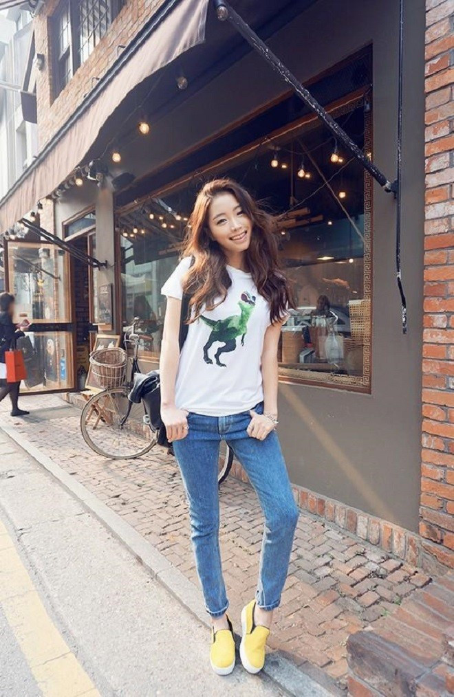 Bộ đôi quần skinny và giày slip-on giúp bạn khoe đôi chân thon, dài và tôn lên nét nữ tính, mà vẫn nổi bật, năng động với slip-on sắc màu. Là phương án đơn giản và an toàn nhất, nhưng không có nghĩa rằng bộ đôi quần skinny - giày slip-on là nhàm chán. Với đặc điểm là bó sát, quần skinny giúp khoe đôi chân thon thả, tạo cảm giác đôi chân dài hơn và làm tôn lên nét nữ tính, thanh thoát của phái đẹp. Bộ đôi quần skinny - giày slip-on sẽ thực sự nổi bật nếu bạn tạo nên sự tương phản về màu sắc giữa chúng, mà điển hình nhất là công thức đen-trắng. Bên cạnh đó, những chiếc skinny jeans rất thích hợp để diện cùng slip-on màu sắc rực rỡ và quần skinny trắng lại là lựa chọn hoàn hảo nếu bạn muốn tung tăng trên đôi slip-on họa tiết bắt mắt.