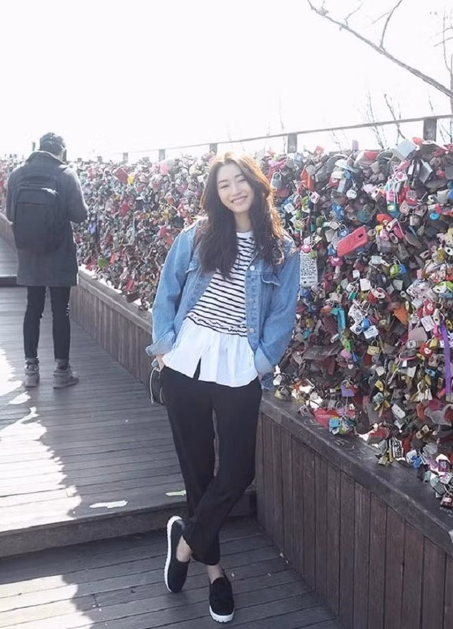 Nếu như shorts đại diện cho phong cách tươi trẻ năng động thì chiếc quần vải ống lửng (hay còn gọi là quần Capri) lại được nhớ đến bởi phong thái thanh lịch và cổ điển. Vài năm trở lại đây chúng còn trở thành xu hướng được nhiều ngôi sao cũng như những tín đồ thới trang trên thế giới yêu thích. Loại quần này thường dài trên mắt cá chân, số đo chuẩn nhất là bằng ba phần tư chiều dài đôi chân. Cho dù là loại quần ống lửng cổ điển với dáng quần hơi phồng và ôm dần xuống dưới hay dáng suông thẳng, tinh tế và hiện đại; thì kiểu quần này cũng rất thích hợp để diện cùng giày slip-on. Ngoài những nét thanh lịch vốn gắn liền, kiểu quần này còn có điểm chung với slip-on ở sự thoải mái cũng như tính năng động trong cách phối đồ mà nó mang lại.