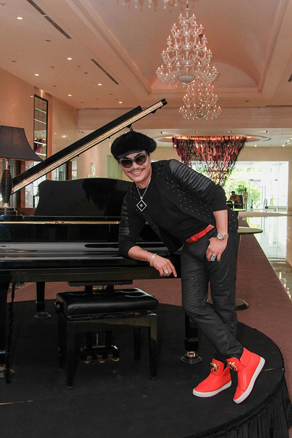 Theo dự kiến, Quang Lê và Tuấn Anh sẽ song ca ca khúc Lan và Điệp trong đêm nhạc sắp tới. Theo dự kiến, Quang Lê và Tuấn Anh sẽ song ca ca khúc Lan và Điệp trong đêm nhạc sắp tới.