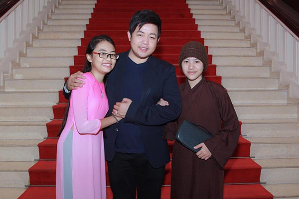 Ngoài đảm nhận vai trò hát chính, Quang Lê sẽ mời hàng loạt các nghệ sĩ nổi tiếng như:Hương Lan, Phi Nhung, Hoài Lâm, Phương Mỹ Chi... tham gia biểu diễn trong chương trình. Ngoài đảm nhận vai trò hát chính, Quang Lê sẽ mời hàng loạt các nghệ sĩ nổi tiếng như:Hương Lan, Phi Nhung, Hoài Lâm, Phương Mỹ Chi... tham gia biểu diễn trong chương trình.