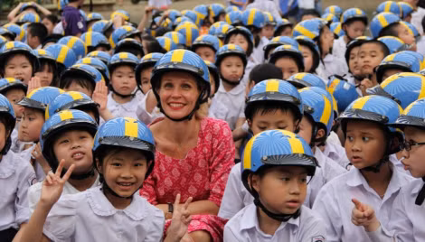 Đại sứ quán Thụy Điển luôn đồng hành, tuyên truyền học sinh đội mũ bảo hiểm khi tham gia giao thông