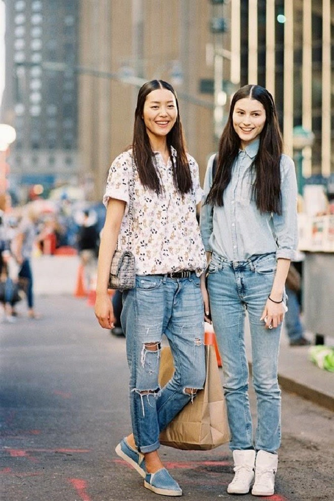 Vẻ khỏe khoắn, thoải mái của giày slip-on giúp mix với jeans boyfriend giúp tạo style năng động, cá tính cho người mặc. Với đặc trưng ống rộng, cạp cao, xắn gấu và thường được xé mài khá phủi bụi. Ưu điểm của kiểu quần này là sự thoải mái và đặc biệt là nét trẻ trung, cá tính phù hợp với thời trang hiện đại. Với những nét
