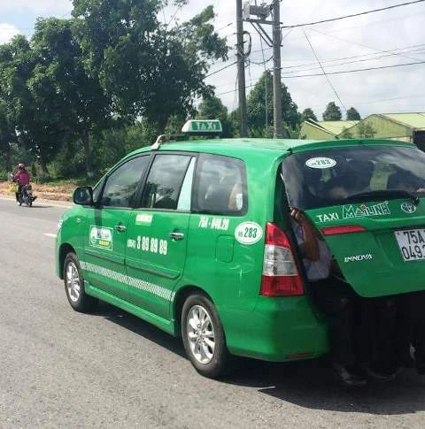 Huế: Taxi bung cốp “nhét” chật ních người “du hí” trên đường