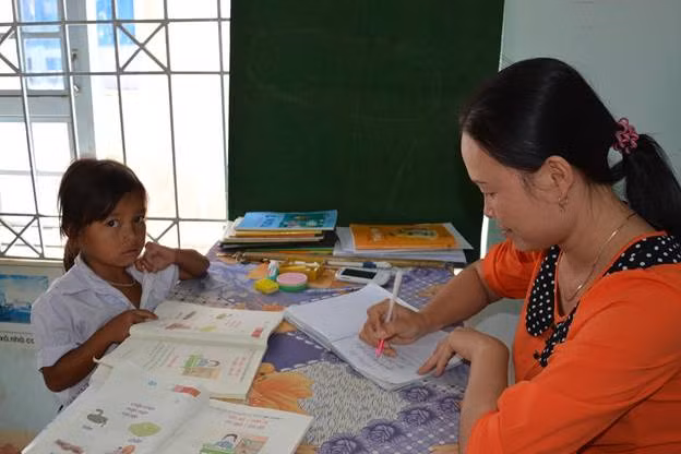 Giáo viên mời HS lên nhận lời đánh giá