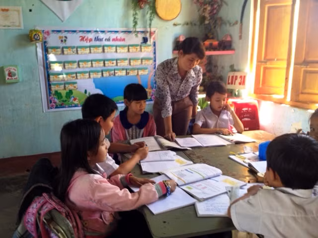 Giáo viên theo dõi sát hoạt động học tập của học sinh
