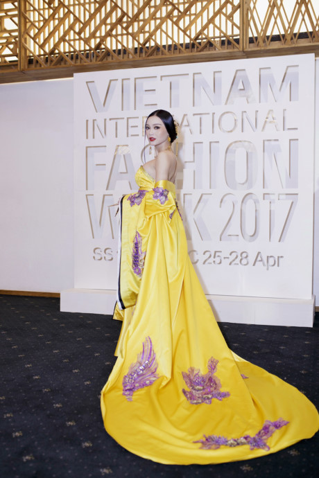Cao Thùy Linh xinh đẹp nổi bật trên thảm đỏ với tạo hình Cao Thuy Linh xinh dep noi bat tren tham do voi tao hinh