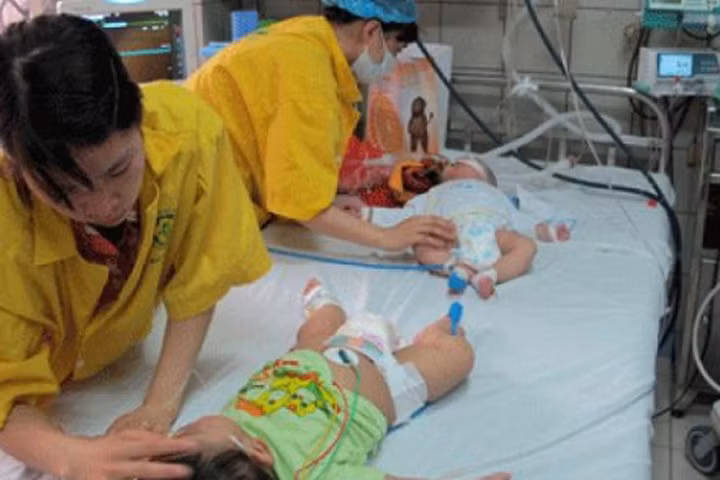 Người lớn luôn phải cẩn trọng khi chăm sóc trẻ (ảnh chụp tại khoa Nhi Bệnh viện Bạch Mai). ảnh: Diệu Linh 