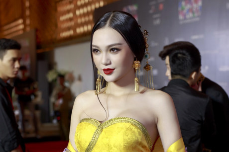 Cao Thùy Linh xinh đẹp nổi bật trên thảm đỏ với tạo hình Cao Thuy Linh xinh dep noi bat tren tham do voi tao hinh