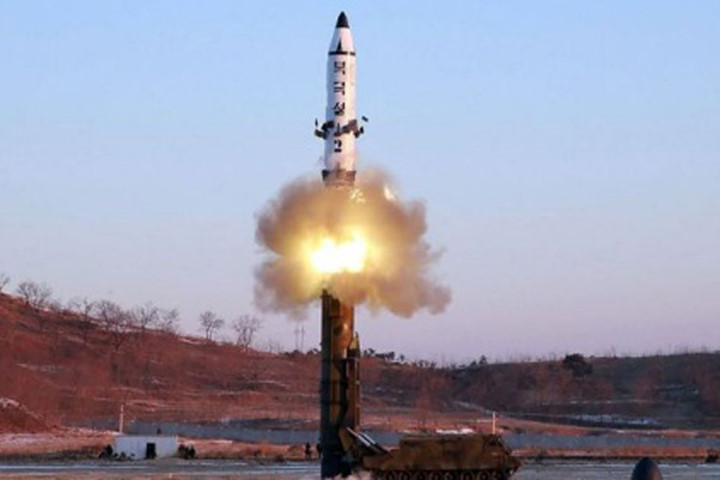 Một vụ phóng tên lửa đạn đạo tầm trung của Triều Tiên. Ảnh: KCNA 