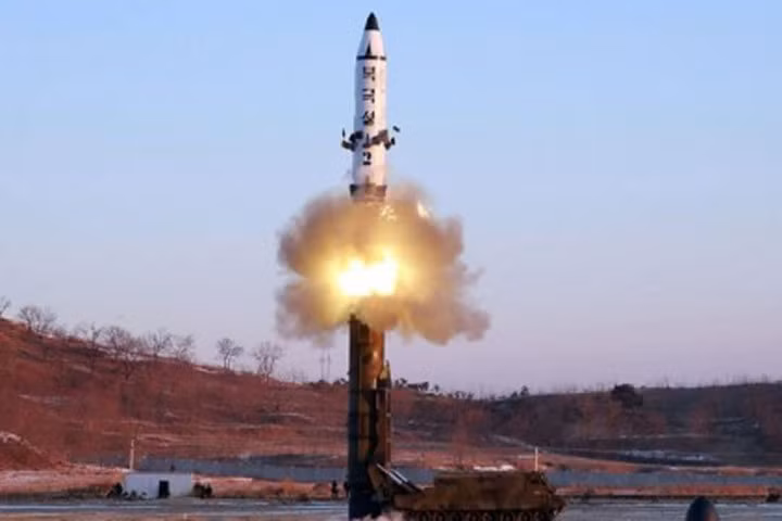 Một vụ phóng tên lửa đạn đạo tầm trung của Triều Tiên. Ảnh: KCNA 