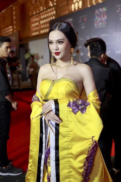 Cao Thùy Linh xinh đẹp nổi bật trên thảm đỏ với tạo hình Cao Thuy Linh xinh dep noi bat tren tham do voi tao hinh