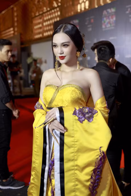 Cao Thuy Linh xinh dep noi bat tren tham do voi tao hinh 