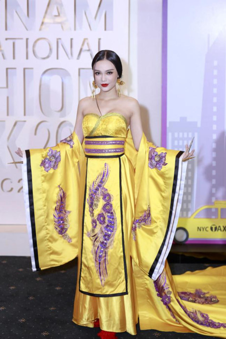 Cao Thùy Linh xinh đẹp nổi bật trên thảm đỏ với tạo hình Cao Thuy Linh xinh dep noi bat tren tham do voi tao hinh