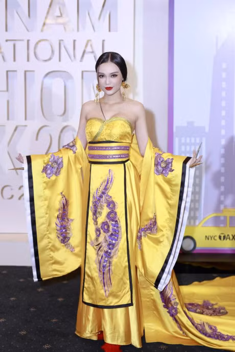 Cao Thuy Linh xinh dep noi bat tren tham do voi tao hinh 