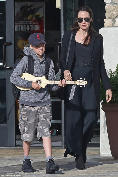 Angelina Jolie mở tiệc mừng ly hôn - Ảnh 1 Angelina Jolie mo tiec mung ly hon - Anh 1