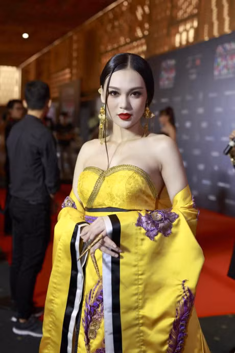 Cao Thuy Linh xinh dep noi bat tren tham do voi tao hinh 