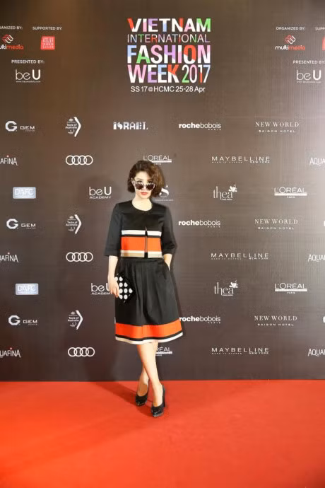 Cao Thuy Linh xinh dep noi bat tren tham do voi tao hinh 