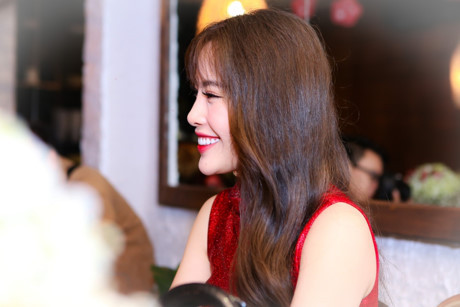 Hari Won diện cây đỏ đọ sắc cùng Nam Em - Ảnh 8 Hari Won dien cay do do sac cung Nam Em - Anh 8