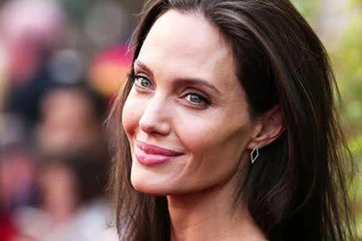 Angelina Jolie mở tiệc mừng ly hôn