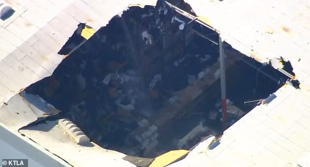 Nhà kho bị thủng một lỗ lớn