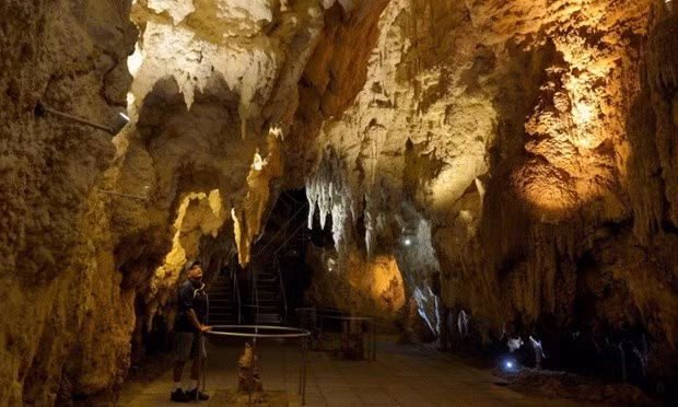 Hang đom đóm Waitomo Glowworm, đảo Bắc, New Zealand: Hang Waitomo là một điểm đến nổi tiếng bởi số lượng lớn các đom đóm sống trong hang. Hang được tìm thấy lần đầu tiên vào năm 1887 bởi Tane Tinorau, một tộc trưởng tộc người Maori và Fred Mace, một điều tra viên người Anh. Đến năm 1889, Tinorau và vợ mở các tour giá rẻ, hang trở thành địa điểm du lịch nổi tiếng từ đó. Hang đom đóm Waitomo Glowworm, đảo Bắc, New Zealand: Hang Waitomo là một điểm đến nổi tiếng bởi số lượng lớn các đom đóm sống trong hang. Hang được tìm thấy lần đầu tiên vào năm 1887 bởi Tane Tinorau, một tộc trưởng tộc người Maori và Fred Mace, một điều tra viên người Anh. Đến năm 1889, Tinorau và vợ mở các tour vào thăm hang với giá rất rẻ, hang trở thành địa điểm du lịch nổi tiếng từ đó.