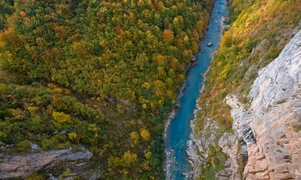 Hẻm núi Tara, gần Žabljak, Montenegro: Với độ sâu 1.300 m, con sông nằm ở hẻm núi sâu nhất châu Âu là một cảnh quan tuyệt đẹp có độ dài 82 km, xuyên qua công viên quốc gia Durmitor.