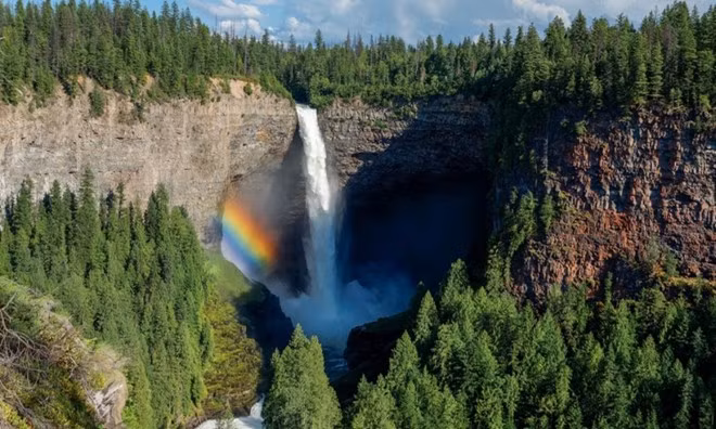 Thác Helmcken, British Columbia, Canada: Đây là ngọn thác cao thứ tư ở Canada với độ cao 141 m, đổ xuống từ rìa đá, bao quanh là rừng thông xanh ngát. Vào mùa đông, ngọn thác đóng băng, tạo thành cảnh tượng rất ngoạn mục. Dưới chân thác, nước đóng băng thành hình nón, cao tới 50 m.