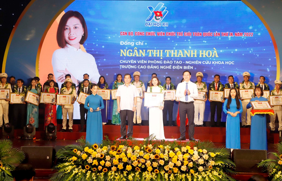 Cô Hòa nhận giải thưởng "Cán bộ, công chức, viên chức trẻ giỏi toàn quốc lần thứ IX". Cô Hòa nhận giải thưởng "Cán bộ, công chức, viên chức trẻ giỏi toàn quốc lần thứ IX".