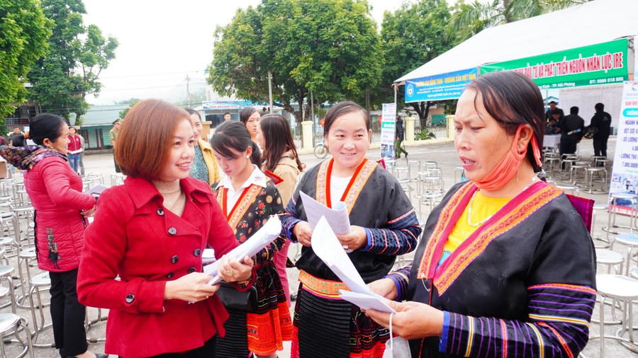 Không chỉ với học sinh, mà nhiều phụ huynh đồng bào dân tộc thiểu số rất tin tưởng cô giáo Hòa (áo đỏ bên trái). Không chỉ với học sinh, mà nhiều phụ huynh đồng bào dân tộc thiểu số rất tin tưởng cô giáo Hòa (áo đỏ bên trái).