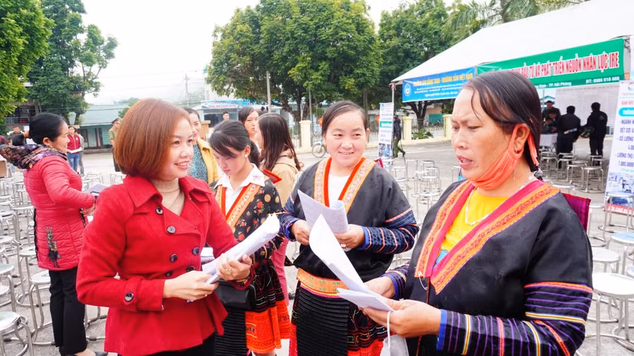 Không chỉ với học sinh, mà nhiều phụ huynh đồng bào dân tộc thiểu số rất tin tưởng cô giáo Hòa (áo đỏ bên trái).