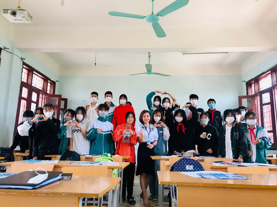 Trong quá trình tuyển sinh tại các Trường THCS, THPT ở cơ sở, cô Hòa luôn tạo được nhiều thiện cảm từ phía học sinh. Trong quá trình tuyển sinh tại các Trường THCS, THPT ở cơ sở, cô Hòa luôn tạo được nhiều thiện cảm từ phía học sinh.
