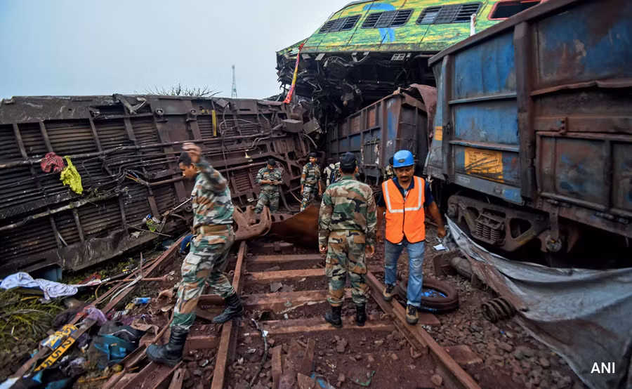 Lực lượng cứu hộ tại hiện trường tai nạn. Lực lượng cứu hộ tại hiện trường tai nạn.