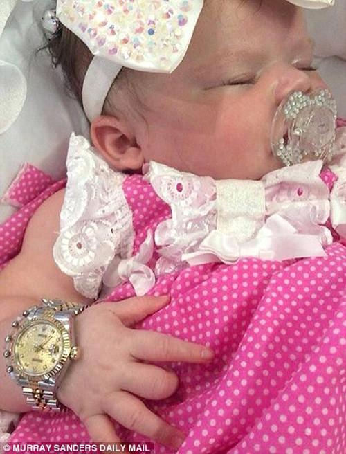 Chiếc ti giả có gắn pha lê và chiếc đồng hồ Rolex gần 100 triệu đồng.