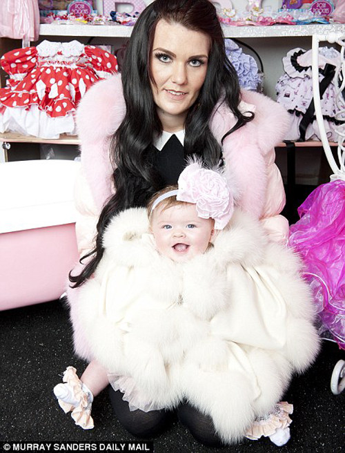 Chiếc áo choàng lông cáo trị giá 190 bảng (hơn 6 triệu đồng).