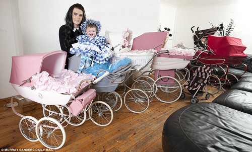 Những chiếc xe đẩy trị giá gần 50 triệu đồng/chiếc. Cô bé có thể thay đổi xe cho phù hợp với trang phục.