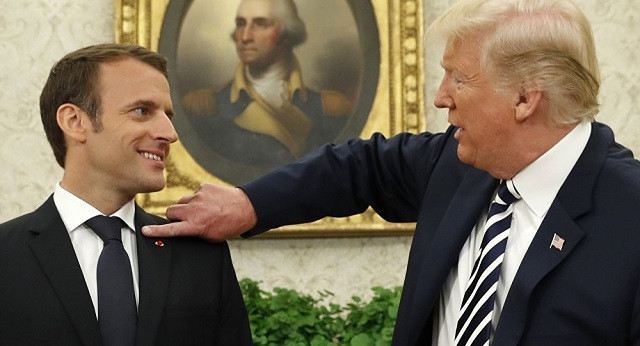 Tổng thống Mỹ Donald Trump phủi gàu trên áo của Tổng thống Pháp Emmanuel Macron 