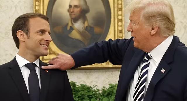 Tổng thống Mỹ Donald Trump phủi gàu trên áo của Tổng thống Pháp Emmanuel Macron 