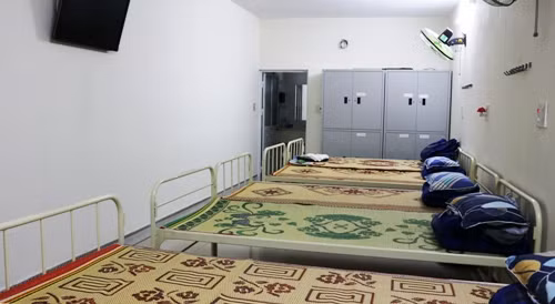 Căn phòng khép kín đầy đủ giường, chiếu, chăn, gối, ti vi, tủ đựng đồ cá nhân, quạt, điều hòa nơi 5 cụ ông vừa được đưa vào ở, chăm sóc. Ảnh: Giang Chinh